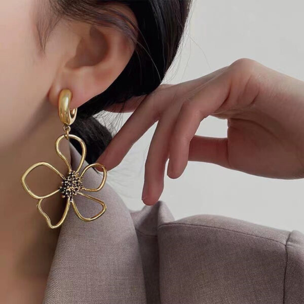 Retro Easy Matching Hollow Flower Earrings - Image 5