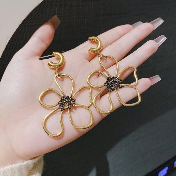 Retro Easy Matching Hollow Flower Earrings - Image 4